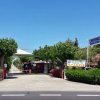 Ingresso di un campeggio con cartello.