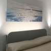 Testiera del letto con quadro e luci.