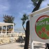 Beach bar all'aperto con biciclette.