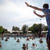 Istruttore guida una lezione in piscina.