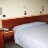 Camera da letto con letto matrimoniale e telefono.