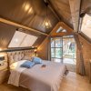 Camera da letto in legno con soffitto inclinato.