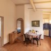 Interno con tavolo rotondo e cucina.