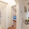 Corridoio luminoso con accesso a stanze.