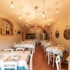 Sala da pranzo con luci pendenti.