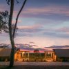 Bungalow al tramonto circondati da alberi.
