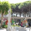 Spiaggia con negozio di articoli estivi.