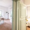 Sala da pranzo e camera con porta aperta.