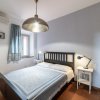 Camera con letto matrimoniale e lampada.