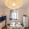 Cucina con tavolo da pranzo e lampadario.