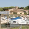 Barche ormeggiate vicino a edifici storici.