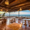 Ristorante vista mare con sedie e tavoli.