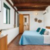 Camera da letto con letto matrimoniale e decorazioni marine.