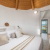 Camera con letto, TV e vista sul mare.
