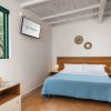 Camera con letto matrimoniale e finestra verde.