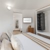 Camera da letto con armadio e TV sul muro.