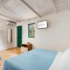 Camera con due letti e TV, arredamento azzurro.