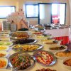 Un buffet ricco di piatti vari.