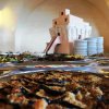 Tavola imbandita con piatti vari e una torta decorativa.