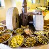Tavolo rotondo con piatti di cibo vario.