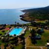 Vista dall'alto con piscina vicino alla costa.