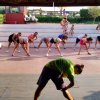 Gruppo di persone che si allungano su una piattaforma.
