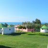 Casette bianche e prati verdi, vista mare.