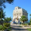Torre storica con spiaggia.
