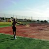 Uomo che gioca a tennis su un campo all'aperto.
