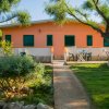 Bungalow arancione con patio e sedie.