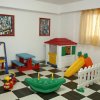 Sala giochi interna con giochi e casetta.