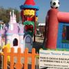 Castello rosa e giochi colorati in un'area per bambini.
