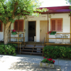 Bungalow con verande e piante fiorite.