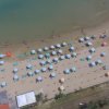 Vista dall'alto di una spiaggia affollata.