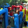 Bambini giocano in un labirinto gonfiabile colorato all'aperto.