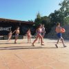 Bambini che giocano a palla in uno spazio all'aperto con scritto 