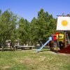Un parco giochi con una nave colorata e un'area picnic.