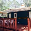 Una tenda con veranda in legno e tettoia.