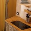 Cucina con ripiani di legno e accessori.