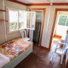 Una camera con letto singolo e finestra aperta.