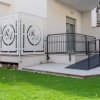 Ingresso con rampa e erba verde.