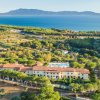 Resort circondato da alberi e vista mare.