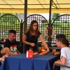 Famiglia servita al tavolo di un ristorante all'aperto.