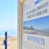 Cartello dell'Area Marina Protetta Torre del Cerrano sulla spiaggia.