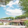 Ingresso con edifici e vegetazione.