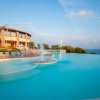 Piscina a sfioro con fontana vista mare.