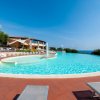 Piscina con fontana vicino a una terrazza panoramica.