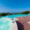 Piscina a sfioro con vista sul mare.