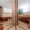 Interno di hammam con panche in mosaico.