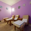 Tre chaise longue in sala relax viola.